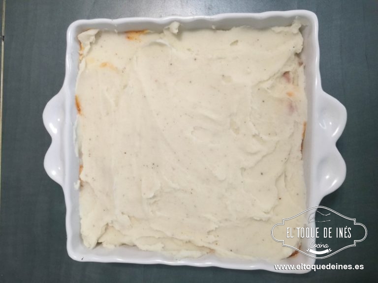 Por encima colocamos el puré de patata y alisamos un poco con una espátula.